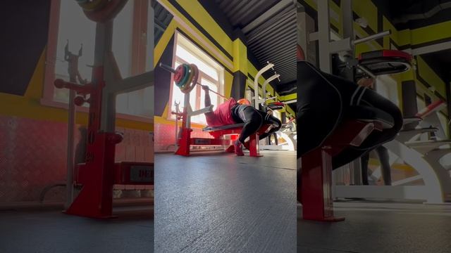 Жим лёжа на брусок 130кг смотреть онлайн