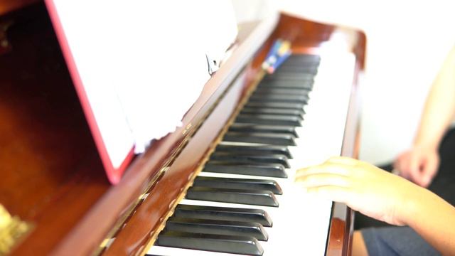 Learn the piano (Itan 9 years old) смотреть онлайн