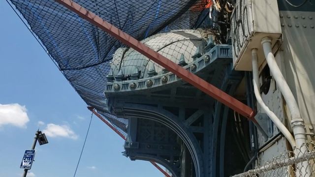 Walking on the Manhattan Bridge to Remnants of Etika's Memorial from Brooklyn смотреть онлайн