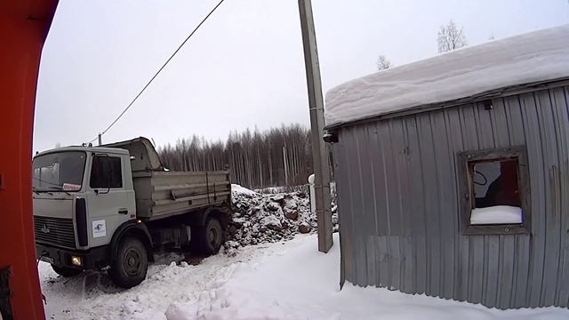 Маз застрял на ровном месте! Выдернул и полетели за грузом. смотреть онлайн