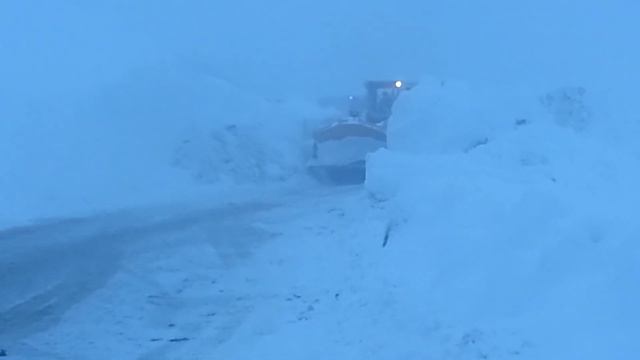 Работы по расчистке проезжей части дорожниками IRS смотреть онлайн