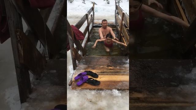 Игорь Морозов с дочкой Софьей Морозовой - в ледяной проруби на Крещение 19 января 2019 год смотреть онлайн