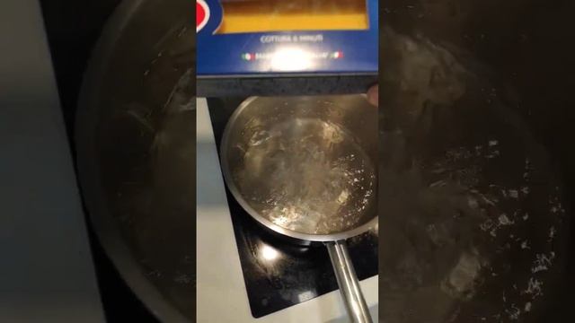 КАК ПРАВИЛЬНО ВАРИТЬ СПАГЕТТИ #cook#еда#повар#лайфхак смотреть онлайн