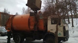 Мусоровоз не ожидал увидеть самые полные контейнеры мусора. Загрузка мусоровоз зимой.