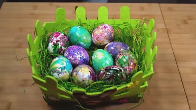 Как покрасить яйца на пасху | Оригинальный и быстрый способ смотреть онлайн
