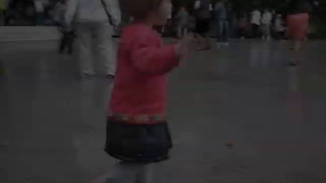 Дискотека в Сокольниках, девочка (2 года) танцует смотреть онлайн
