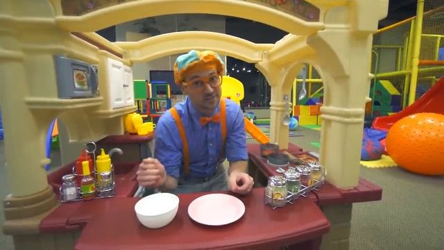 Blippi Learns Shapes and Colors at the Kids' Club Indoor Playground! | BEST OF BLIPPI TOYS! смотреть онлайн