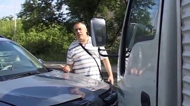 Столкновение грузовика и внедорожника на перекрестке смотреть онлайн