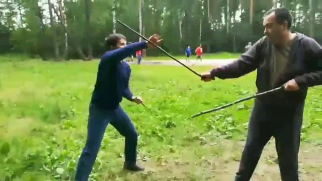 Упражнение ножевого боя, оттачиваем уход с линии атаки, порез атакующей руки с контратакой. смотреть онлайн