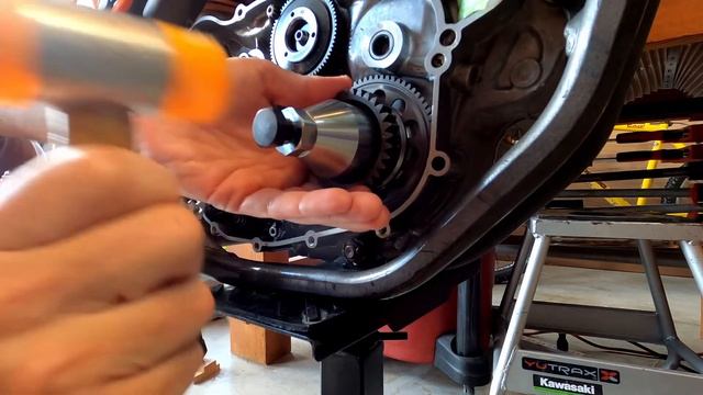 2013 KTM 450 SFX starting problems. Freewheel and primary wheel replacement смотреть онлайн