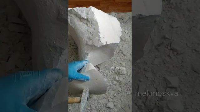 Чистка и колка большой глыбы мела | Cleaning and chopping a large block of chalk смотреть онлайн