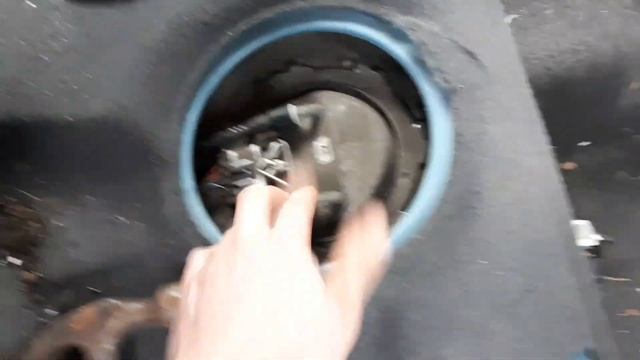 Vauxhall Opel Corsa C - How to Remove and Replace Fuel Pump смотреть онлайн