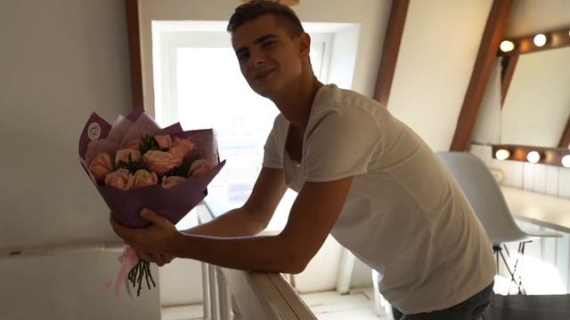 Букет из 11 нежно-розовых пионовидных роз Swan Grace с фисташкой смотреть онлайн