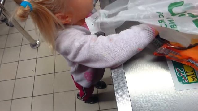 София САМА ПОКУПАЕТ ПРОДУКТЫ. Софунья Шалунья смотреть онлайн