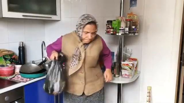 Бабуля и "без дела сидеть нельзя"! смотреть онлайн