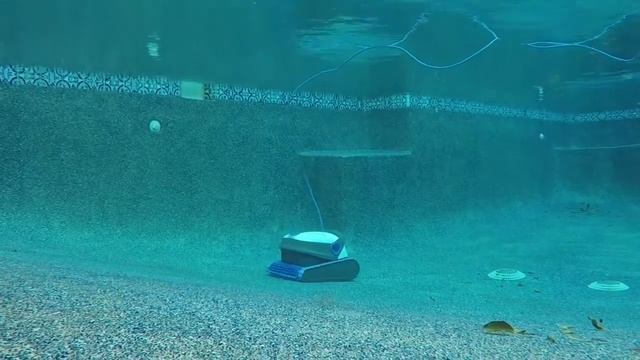 Dolphin S 200 Robotic Pool Cleaner by Maytronics - Робот за почистване на басейн смотреть онлайн