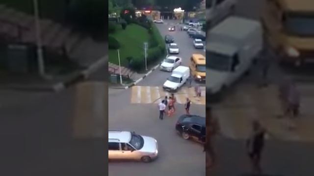 Вот так надо ставить на место зажравшегося мажора! смотреть онлайн