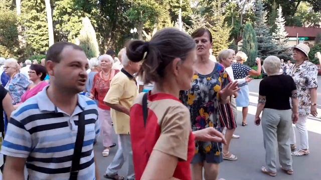 Я ОБНИМАЮ И ЦЕЛУЮ, ТОЛЬКО ТЕБЯ! ТАНЦЫ В ПАРКЕ ГОРЬКОГО ХАРЬКОВ 2021 смотреть онлайн