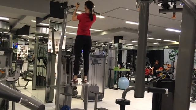 Подтягивания в тренажёре нейтральным хватом смотреть онлайн