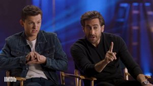 ТОМ ХОЛЛАНД И ДЖЕЙК ДЖИЛЛЕНХОЛ ОТВЕЧАЮТ НА ВОПРОСЫ ФАНАТОВ