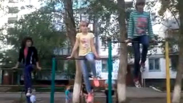 Девочки кувыркаются классно