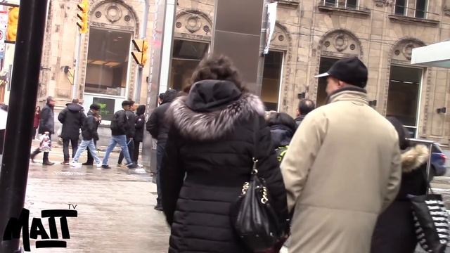 Would You Help A Freezing Child Left In The Cold? смотреть онлайн