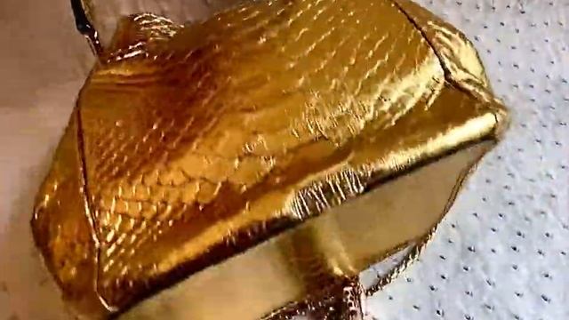 Сумочка - мини, из натуральной кожи питона, в цвете золота! смотреть онлайн