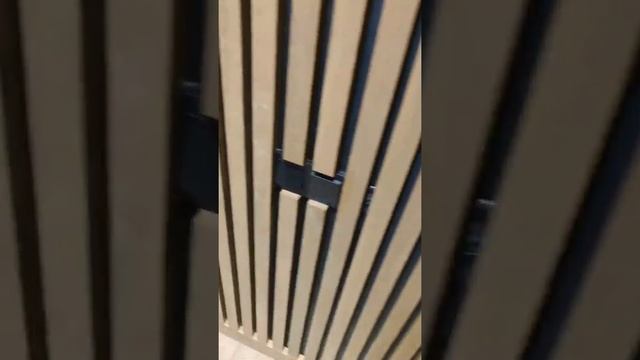 декоративные рейки на окрашеной стене, рейки в шпоне дуба, монтаж реек на стену смотреть онлайн