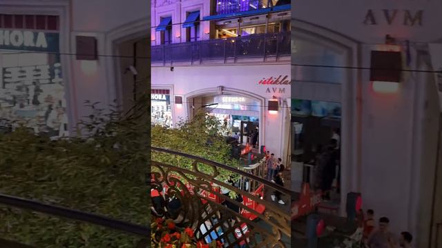 Вид на Истикляль (Стамбул). View of Istiklal Street (Istanbul) смотреть онлайн