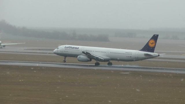 Lufthansa Airbus A321 landing at Vienna Airport ( VIE/LOWW ) HD смотреть онлайн