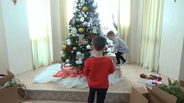 Катя наряжает игрушками новогоднюю ёлку и декорируем дом Decorating New Year Tre смотреть онлайн