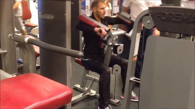 Упражнения на плечи разведение рук сидя в тренажёре смотреть онлайн