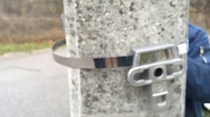 Машинка для бандажной ленты - натяжение ленты на столбе