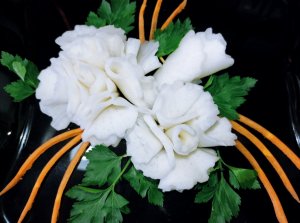 Шикарные цветы для украшения салатов.