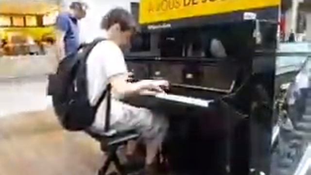 Muse - Résistance - Gare Saint Lazare - Paris.