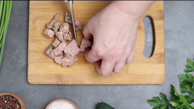 Праздничный салат с печенью трески и овощами: 15 минут и блюдо готово!