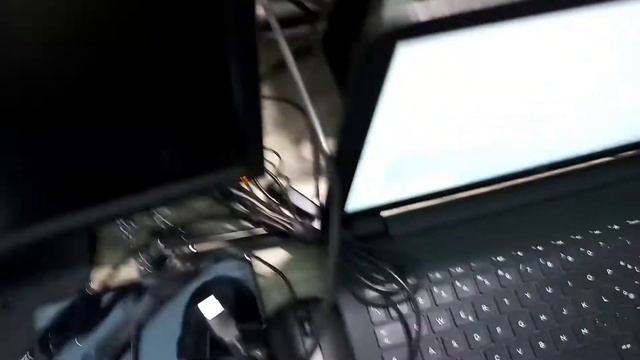 Come Collegare Il PC Al Monitor Con Il Cavo Hdmi (laptop Chiuso)/How To Connect PC To Monitor Hdmi