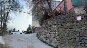 Как выглядит НАСТОЯЩАЯ ЯЛТА в своей повседневной жизни. ТУТ ДАЖЕ МОЖНО ЗАБЛУДИТЬСЯ. Дерекой. Крым.