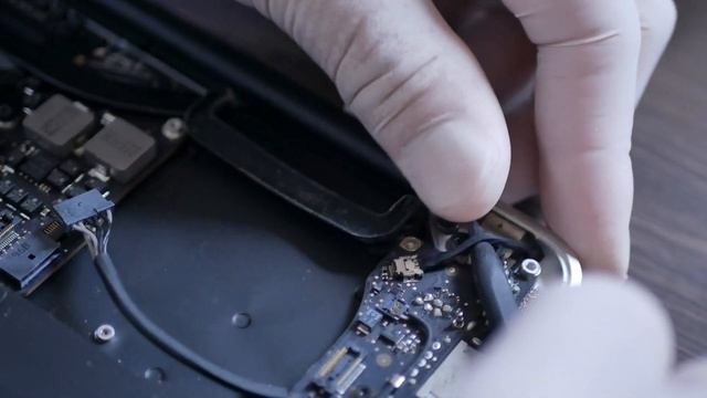 新型MacBookAirがなんだ！Sandyおじさんはグリス交換してあと5年は戦う！MBA MID2011分解＆グリス交換からの飯テロ＆ハイボール、これが大人のMacBookAirの楽しみ方※再うp смотреть онлайн