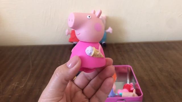 кудряшка Альдана играет со свинкой пеппой