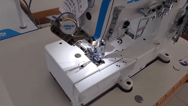 Masina pentru cusatura de acoperire JACK W4-UT in timpul coaserii - Goodstyle SRL смотреть онлайн