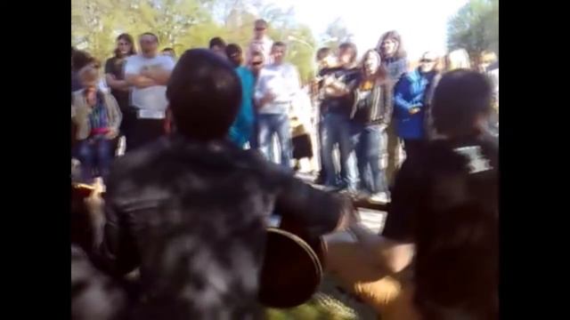 Мама Анархия. День музыки в Вильнюсе. Кавер на песню Виктора Цоя. Выступление на улице. День музыки