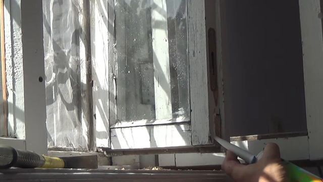 Как прикрутить оконный замок и замазать щели створки