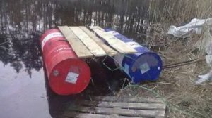 плот из бочек