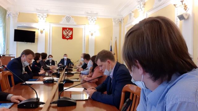 Председатель комитета убежал с заседания смотреть онлайн
