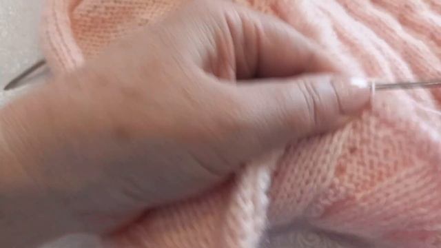 Как соединить плечевой швы на свитере "Зефир" смотреть онлайн