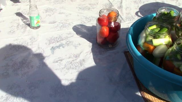 Ассорти из огурцов, кабачков, томатов Томаты в томатном соке смотреть онлайн