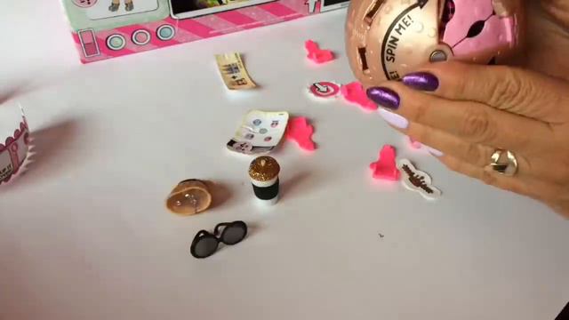 Бабушка впервые открывает ЛОЛ CONFETTI POP | Попался золотой шар? Американская версия.