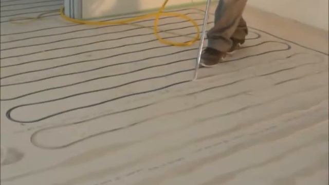 Фальшпол Lindner FLOOR And More® Comfort, заливка трубок.