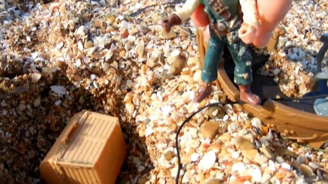 Пираты и супергерои на пляже. Пиратский клад. Видео с игрушками смотреть онлайн